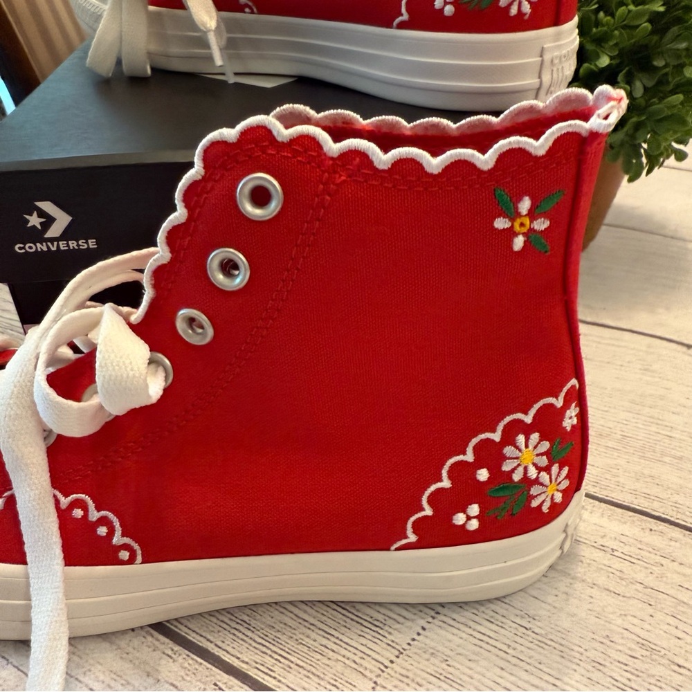 Chuck Taylor All Star Embroidered Flowers High Top - Picture 3 of 9